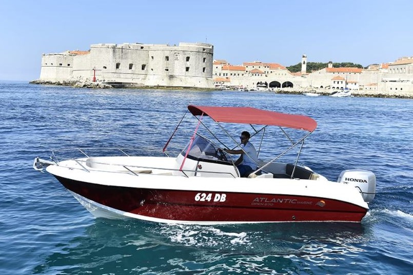 A speedboat heading to Elaphiti islands