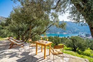Table and sunbeds in front of the cottage