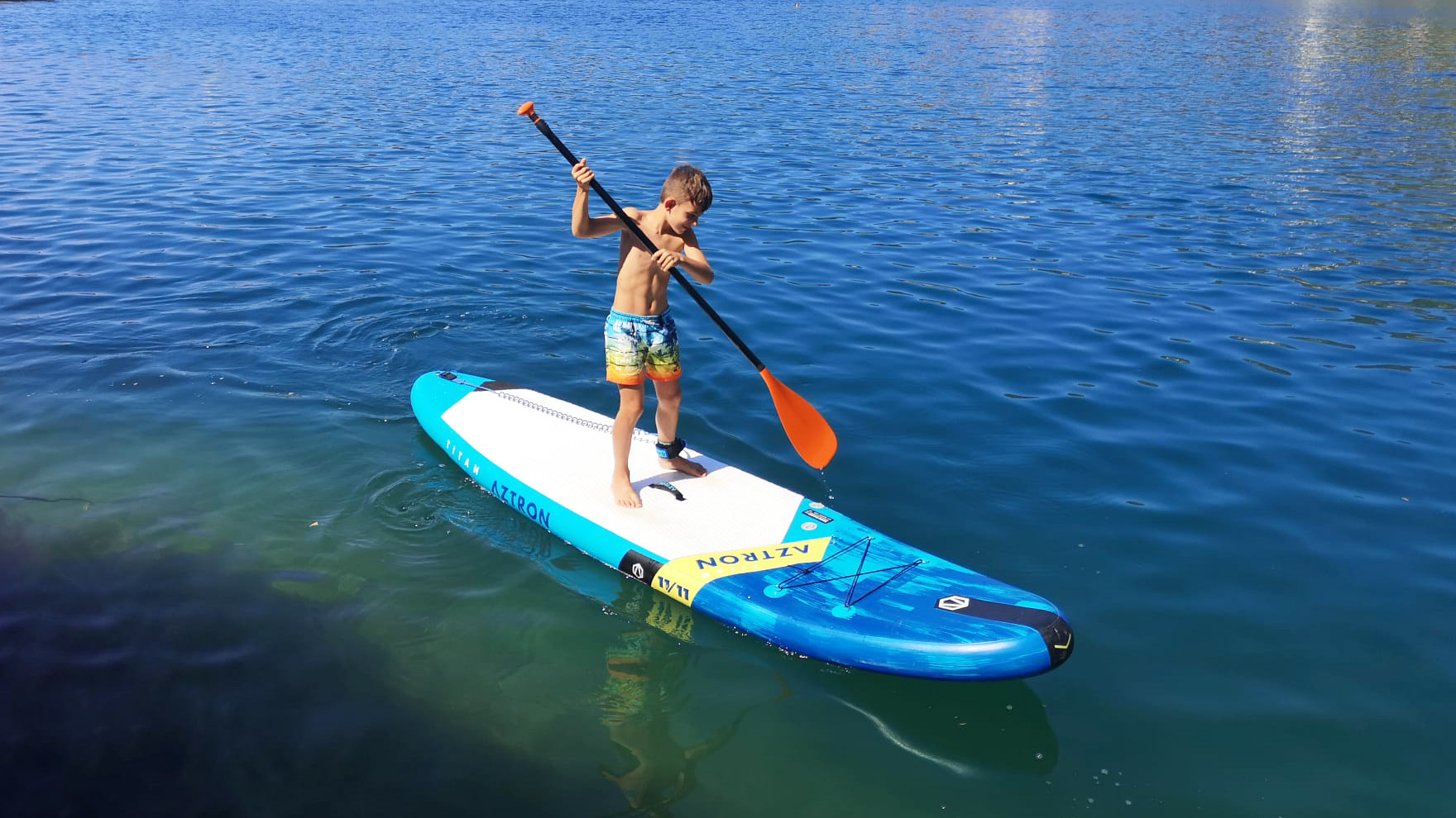 Two people on stadn up paddel boards